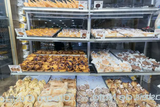 Foto von Klassische Portugiesische Pastéis de Nata – fertig angerichtet