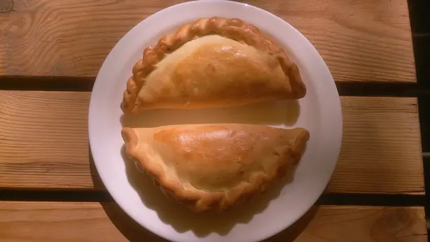 Foto von Litauische Kibinai Teigtaschen – fertig angerichtet