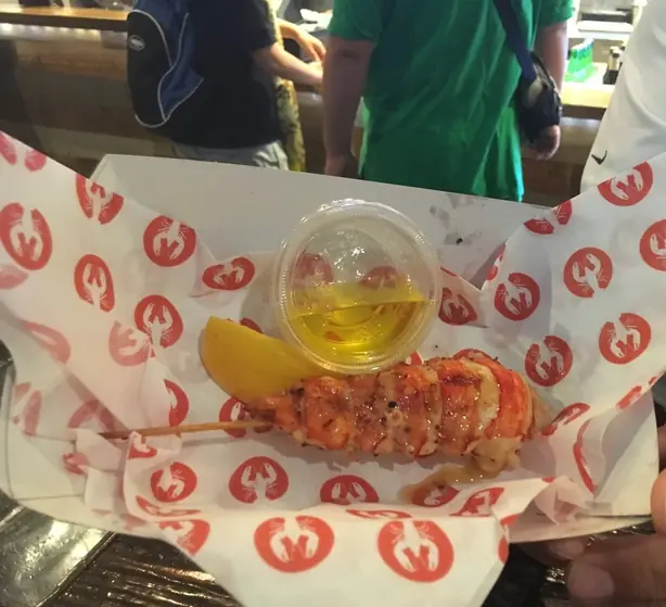 Foto von Klassische Drawn Butter für Meeresfrüchte – fertig angerichtet