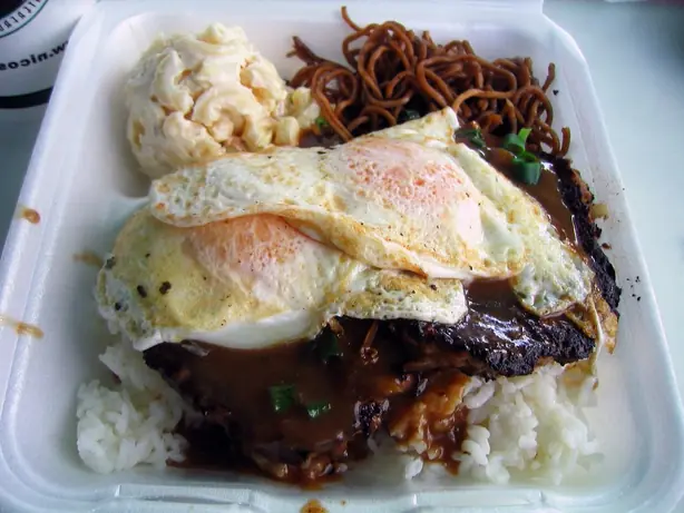 Foto von Hawaiianisches Loco Moco Klassisch – fertig angerichtet