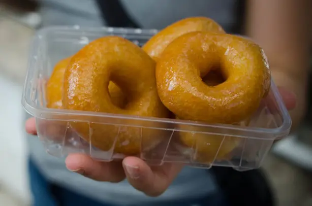 Foto von Türkische Lokma mit Honigsirup – fertig angerichtet
