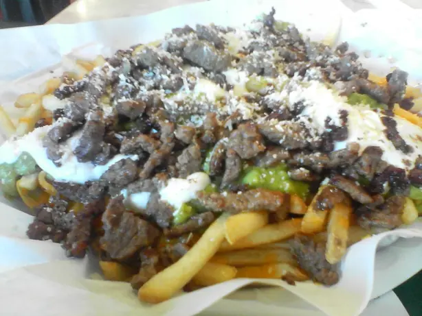 Foto von San Diego Carne Asada Fries – fertig angerichtet