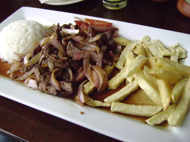 Foto von Peruanisches Lomo Saltado Klassisch (2) – fertig angerichtet