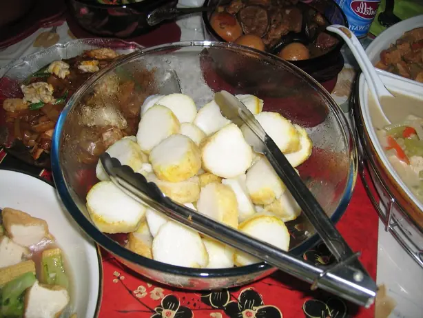 Foto von Indonesische Reiskuchen Lontong – fertig angerichtet