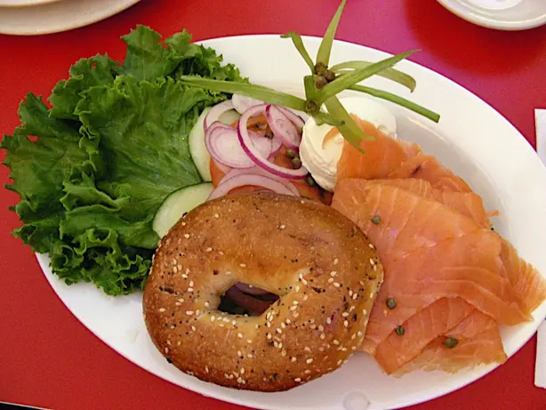Lox-and-bagel-02 – Foto: Kristina D.C. Hoeppner (CC BY-SA 2.0)