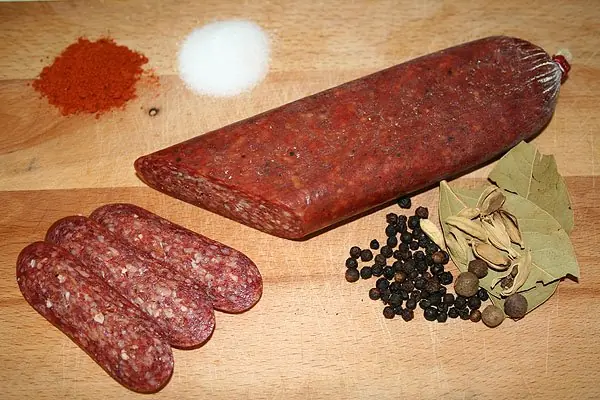 Foto von Bulgarische Lukanka Salami hausgemacht – fertig angerichtet