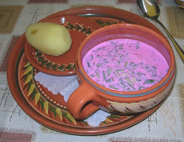 Foto von Klassischer Ukrainischer Borschtsch – fertig angerichtet