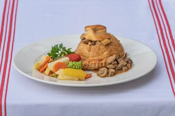 Foto von Luzerner Chügelipastete Klassisch – fertig angerichtet