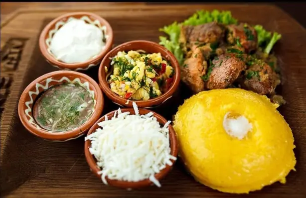 Foto von Moldauische Mămăligă klassisch – fertig angerichtet