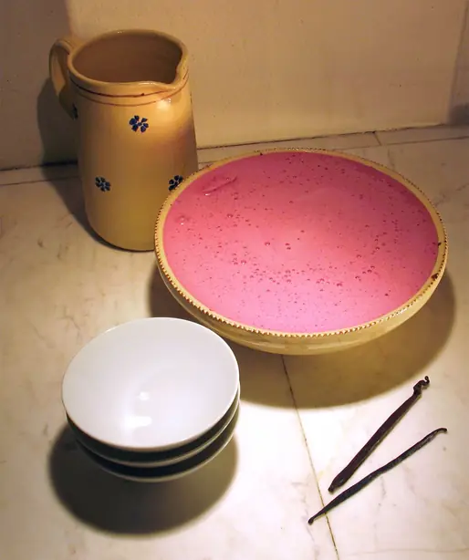 Foto von Mädchenröte – Johannisbeer-Dessert – fertig angerichtet