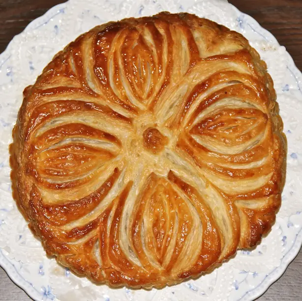 Foto von Französische Galette des Rois klassisch – fertig angerichtet