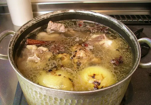 Foto von Klassischer Rinderknochenfond braun – fertig angerichtet