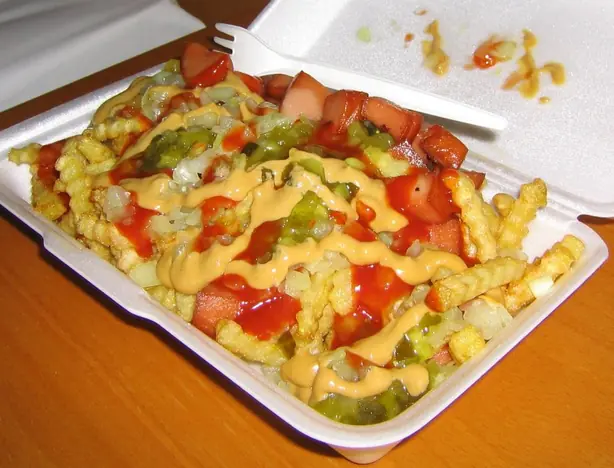 Foto von Finnische Makkaraperunat Wurstpfanne – fertig angerichtet