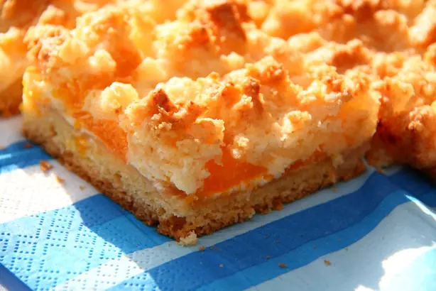 Foto von Thüringer Schmandkuchen vom Blech – fertig angerichtet