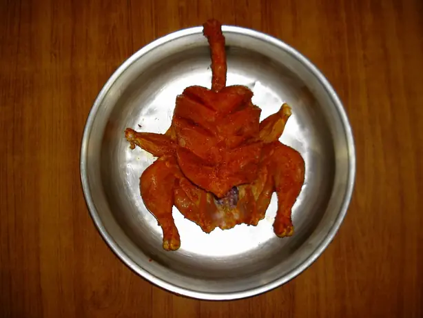 Foto von Pakistanisches Lahori Chargha – fertig angerichtet