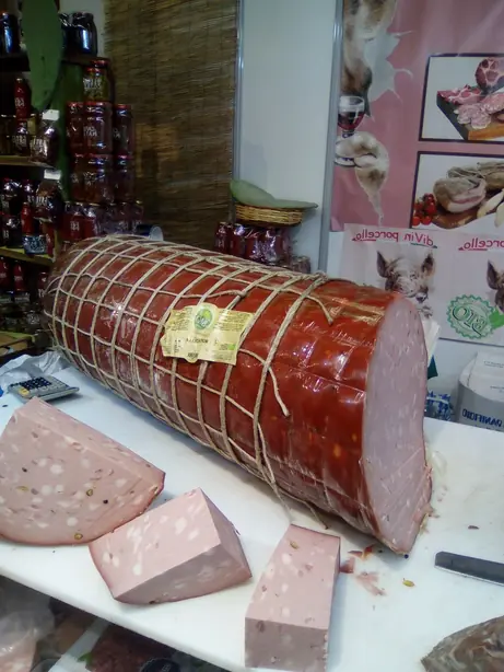 Foto von Italienische Mortadella hausgemacht – fertig angerichtet