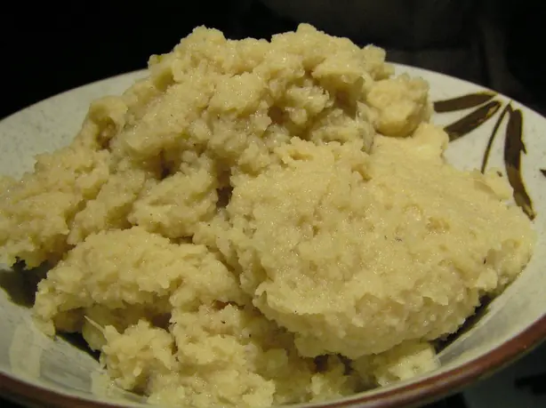 Foto von Englisches Pastinakenpüree klassisch – fertig angerichtet