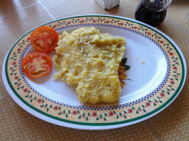 Foto von Ugandisches Matoke klassisch – fertig angerichtet