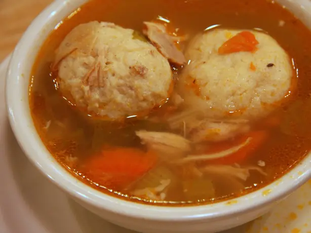 Foto von Klassische Jüdische Matzeknödel – fertig angerichtet