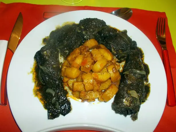 Foto von Kamerunischer Ndolé Eintopf – fertig angerichtet