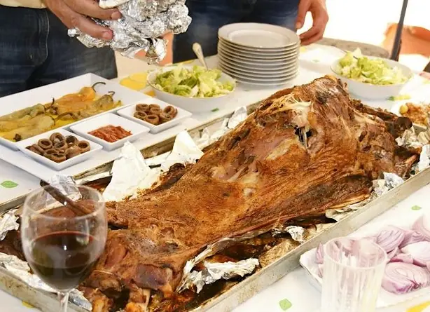 Foto von Nordafrikanisches Meschoui Lamm – fertig angerichtet