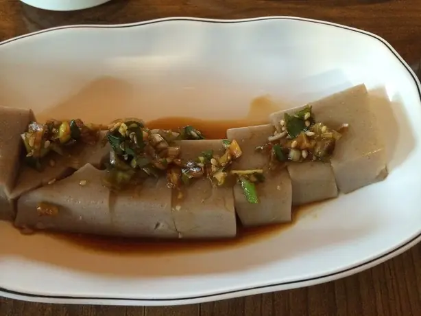 Foto von Koreanischer Memil-muk Salat – fertig angerichtet