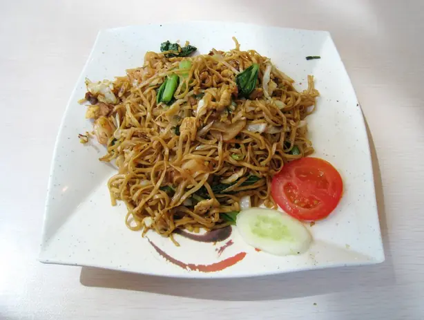 Foto von Indonesisches Bami Goreng Klassisch – fertig angerichtet