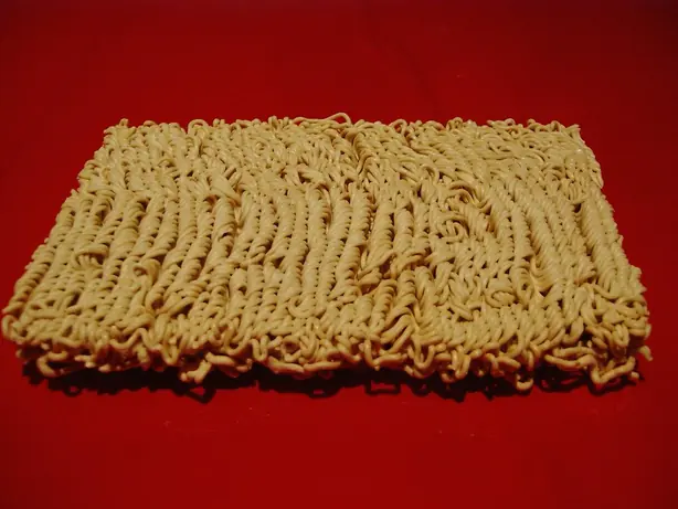 Foto von Gebratene Mie-Nudeln mit Gemüse – fertig angerichtet