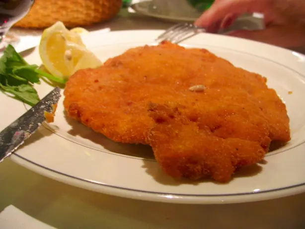 Foto von Klassisches Mailänder Kotelett – fertig angerichtet