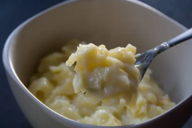 Foto von Klassische Deutsche Milchnudeln süß – fertig angerichtet