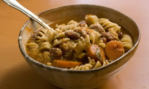 Foto von Italienische Minestrone klassisch – fertig angerichtet