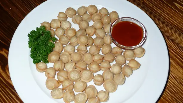 Foto von Russische Pelmeni Fleischteigtaschen – fertig angerichtet