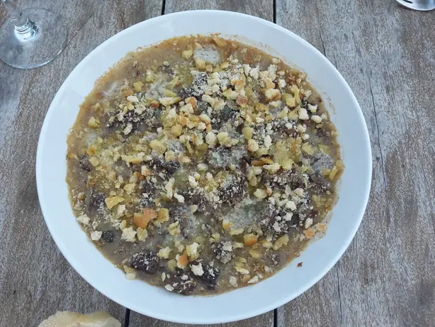 Foto von Klassisches Bœuf Mironton – fertig angerichtet