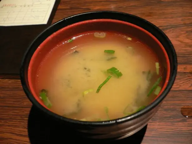 Foto von Japanischer Dashi-Sud klassisch – fertig angerichtet