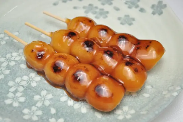 Foto von Japanische Mitarashi Dango klassisch – fertig angerichtet