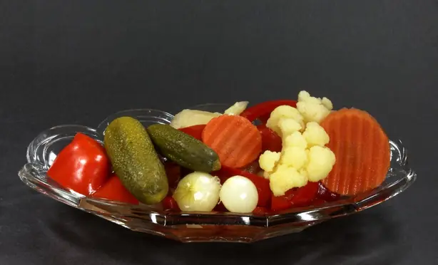 Foto von Englische Mixed Pickles klassisch – fertig angerichtet