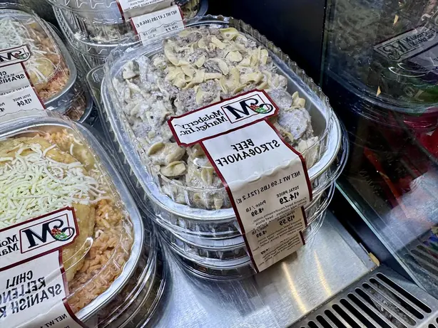 Foto von Klassisches russisches Beef Stroganoff – fertig angerichtet