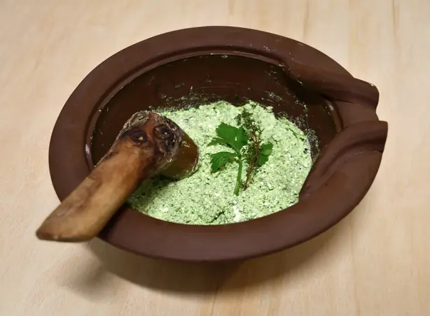 Foto von Römisches Moretum mit Kräutern – fertig angerichtet