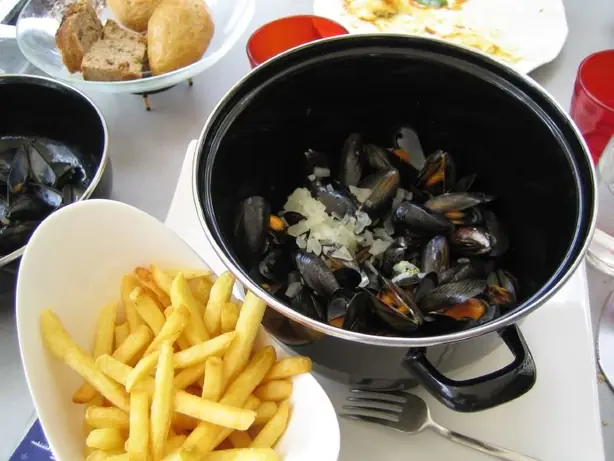 Foto von Belgische Moules-frites Klassisch – fertig angerichtet