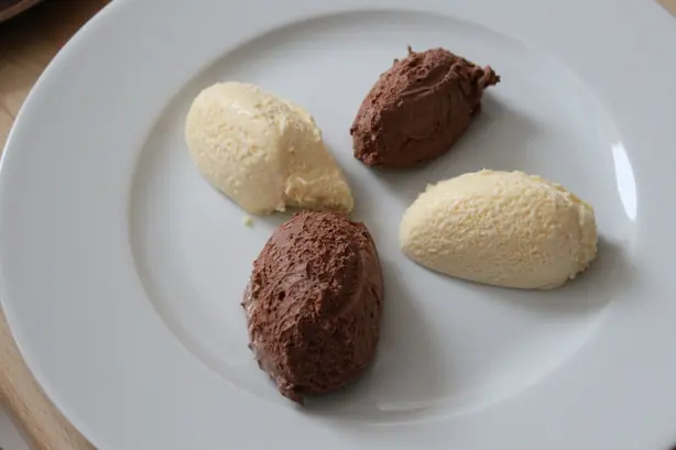 Foto von Klassische Mousse au Chocolat (4) – fertig angerichtet