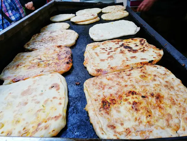 Foto von Marokkanisches Msemmen Fladenbrot – fertig angerichtet