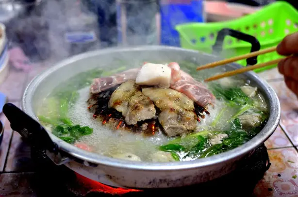 Foto von Thailändisches Mu Kratha BBQ – fertig angerichtet