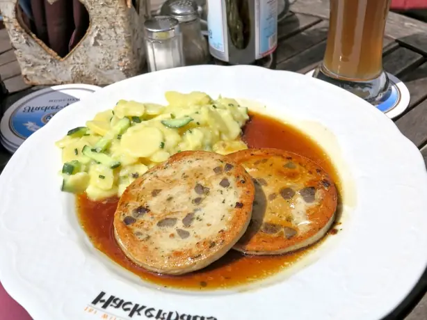 Foto von Bayerische Gefüllte Milzwurst hausgemacht – fertig angerichtet