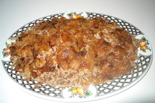 Foto von Arabisches Linsengericht Mujaddara – fertig angerichtet