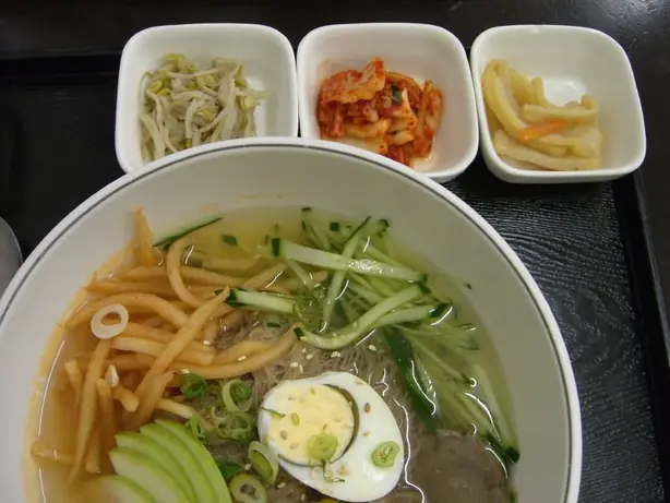 Foto von Koreanisches Mul Naengmyeon klassisch – fertig angerichtet