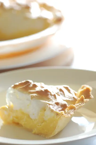 Foto von Klassische Lemon Meringue Pie – fertig angerichtet