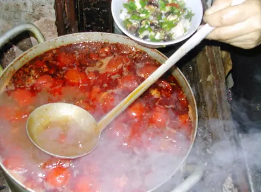 Foto von Hanoier Schnecken-Nudelsuppe – fertig angerichtet