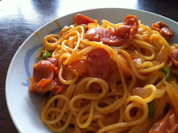 Foto von Japanische Spaghetti Naporitan – fertig angerichtet