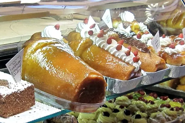 Foto von Französischer Rum Baba mit Sahne – fertig angerichtet