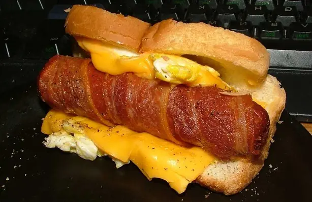 Foto von Amerikanischer Cheese Dog Klassisch – fertig angerichtet